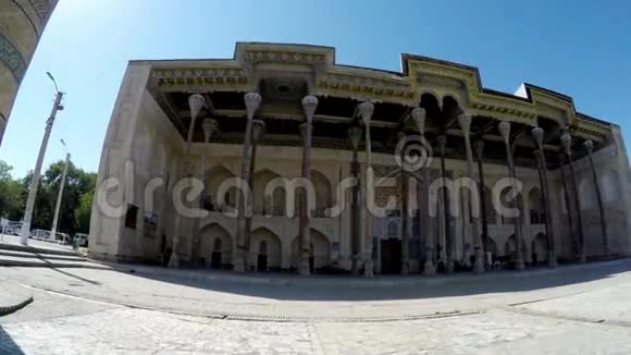Bolohauz建筑群由乌兹别克斯坦布哈拉清真寺尖塔组成视频的预览图