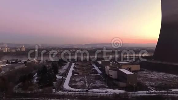无人驾驶飞机冬季核电站日落日出黎明景观视频的预览图