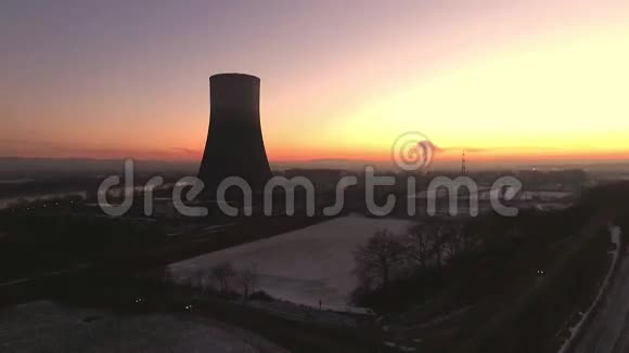 无人驾驶飞机冬季核电站日落日出黎明景观视频的预览图