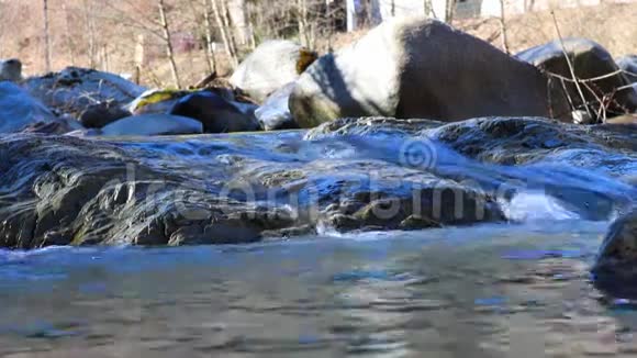 森林河流中纯净的淡水瀑布慢动作视频的预览图