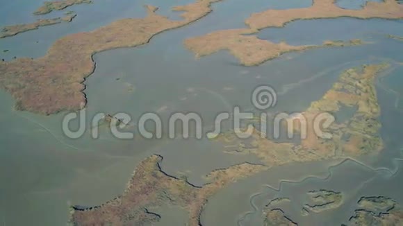 低空飞越沼泽海岸视频的预览图