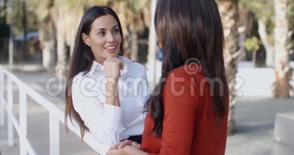 漂亮的年轻女子和朋友聊天视频的预览图