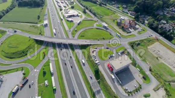 有卡车汽车和加油站的公路视频的预览图