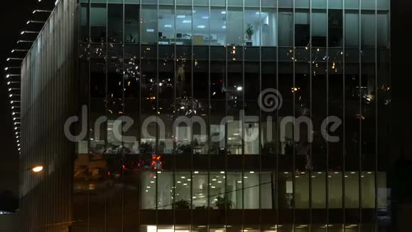 国际商务中心工作24小时高层建筑晚上办公灯光视频的预览图
