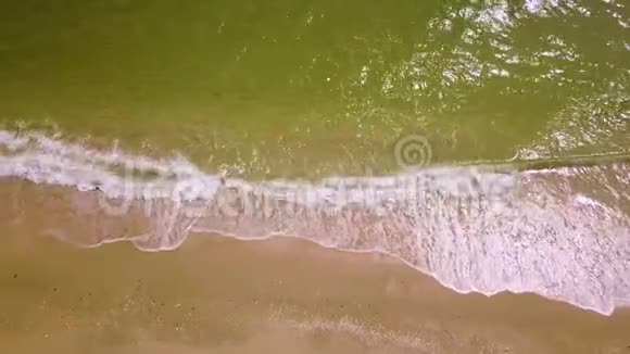 海洋海浪的俯视图慢动作空中4k视频视频的预览图