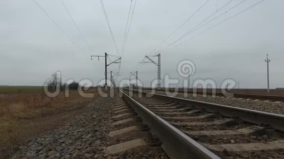 铁路铁路轨道上的跨度铁路轨枕高压电力线路视频的预览图