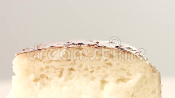 用焦糖油覆盖的奶油切片视频的预览图