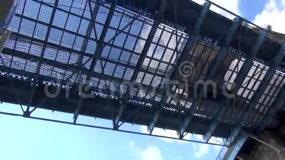 从辛辛那提市桥下开过来的车视频的预览图