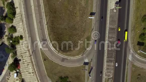 从空中俯瞰公路路口视频的预览图