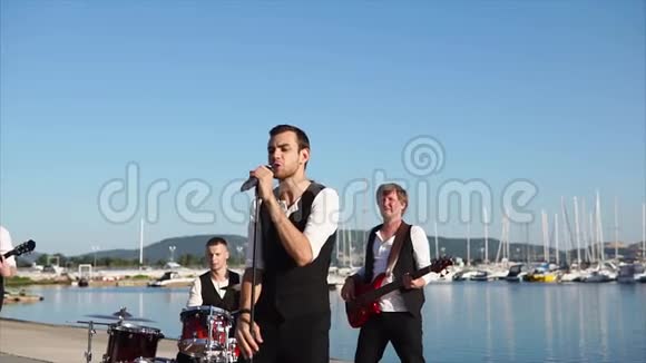 音乐乐队在港口表演视频的预览图