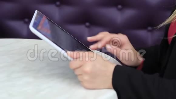 女性手使用平板电脑特写视频的预览图