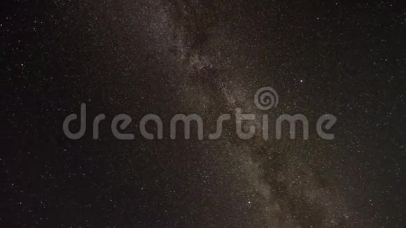 银河系在夜空中视频的预览图