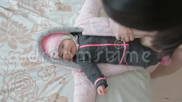 妈妈把小宝宝穿冬装走路视频的预览图