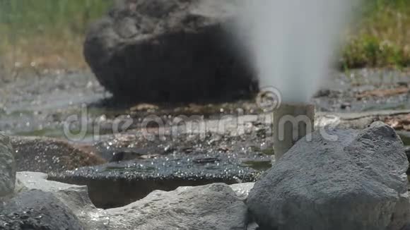 喷泉周围是岩石视频的预览图