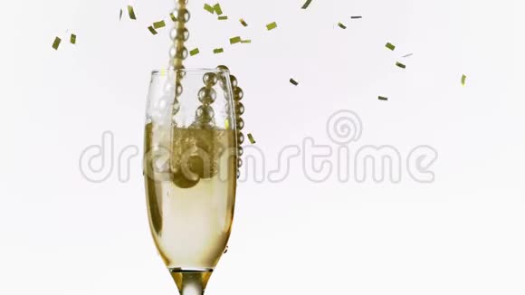 一条金项链落在香槟杯里视频的预览图