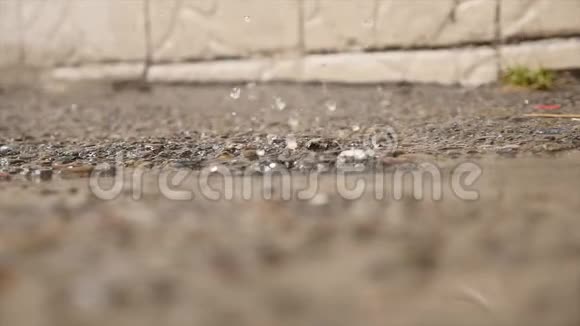 雨水落在水坑里视频的预览图
