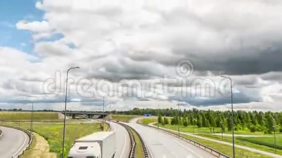 公路交汇处交通时间的推移城市上空大量的云视频的预览图