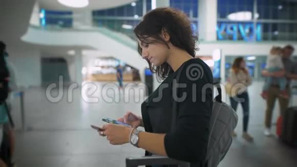 机场的女人拿着护照想着这次旅行视频的预览图