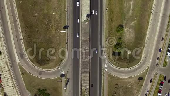 从空中俯瞰公路路口视频的预览图