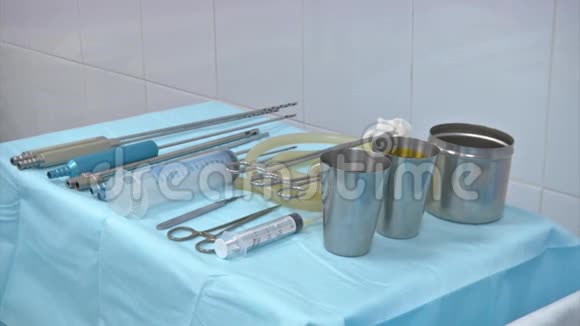 手术器械和工具包括手术刀镊子和镊子视频的预览图
