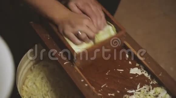 切碎卷心菜的过程视频的预览图