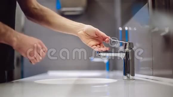 一个人洗他的手和脸视频的预览图