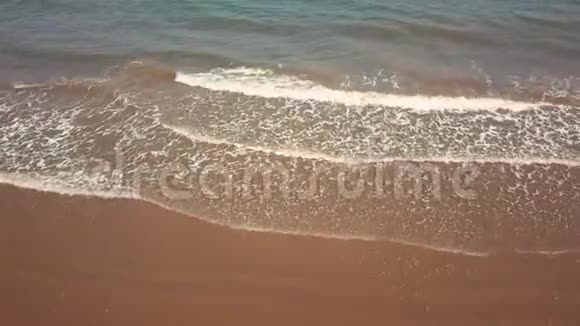海洋海浪的俯视图慢动作空中4k视频视频的预览图