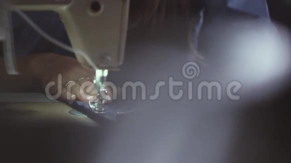 漂亮的女孩用格子羊毛织物缝制一件连衣裙缝纫视频的预览图