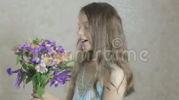 美丽的快乐女孩喜欢花束的虹膜和阿尔斯特罗梅里亚视频的预览图