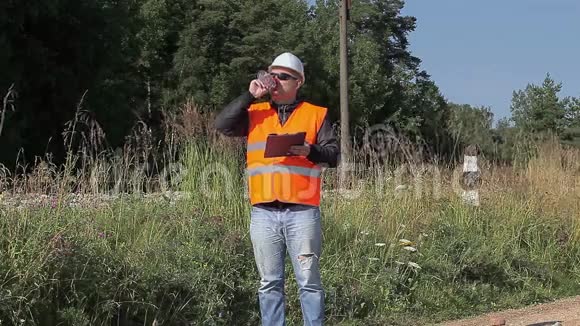 铁路工程师铁路附近有一瓶水视频的预览图