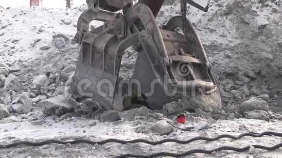 在采石场工作的金属焊工视频的预览图