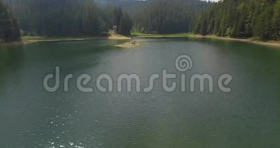 喀尔巴阡山美丽的山湖风景秀丽视频的预览图