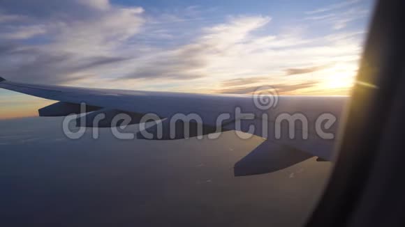 日落时飞机的机翼空运和旅行航空视频的预览图