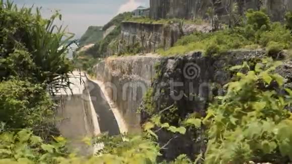 两个悬崖之间的道路从上面可以看到视频的预览图