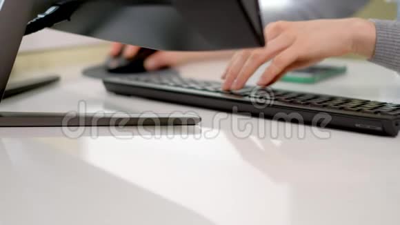 年轻漂亮的商务女性家里有电脑和笔记本视频的预览图