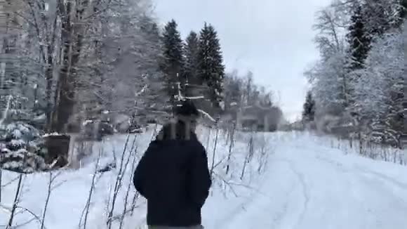 摄像机追踪白天在冬季道路上行走的人视频的预览图