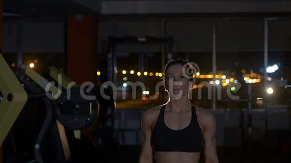 漂亮的健身女人举起哑铃视频的预览图