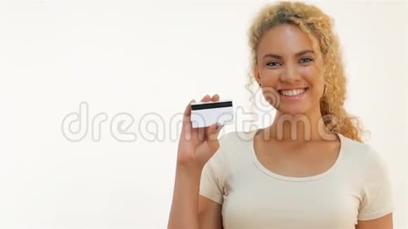 穆拉托女孩用信用卡竖起大拇指视频的预览图