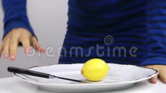 吃柠檬的女人视频的预览图