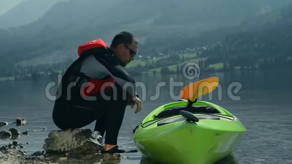 在风景优美的山湖上皮划艇视频的预览图