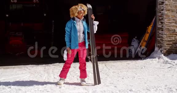 穿着滑雪服的自信年轻女子视频的预览图