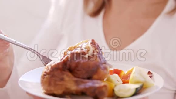 金发女人在沙发上吃鸡视频的预览图