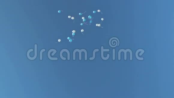 天空中五颜六色的气球视频的预览图