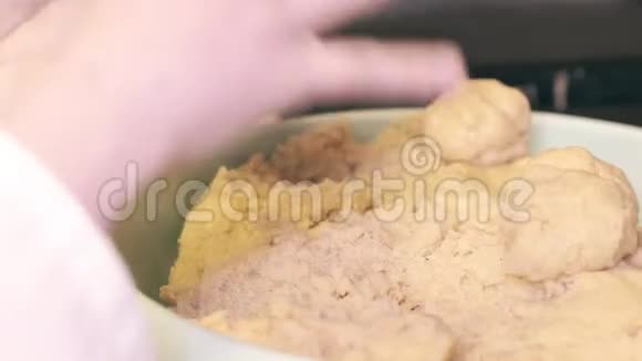 面包师女人在桌子上做馅饼双手慢点视频的预览图