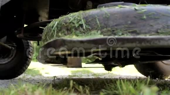 割草机的轮胎和发动机视频的预览图