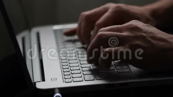 在笔记本电脑键盘上打字的人视频的预览图