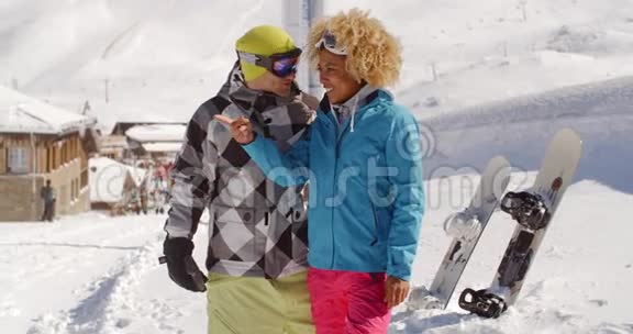 可爱的女人靠近滑雪板的朋友视频的预览图