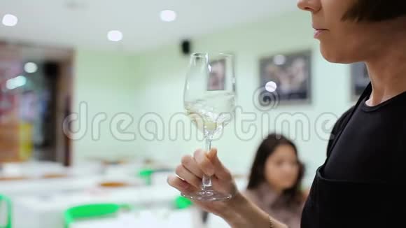 特写镜头侍酒师用杯子摇酒视频的预览图