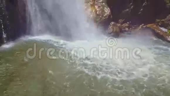 强大的瀑布使池塘水面飞溅视频的预览图