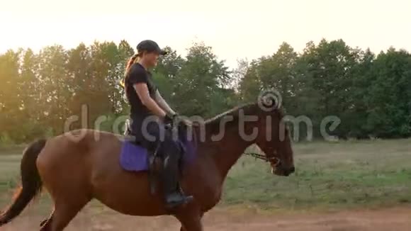 女人骑马驰骋视频的预览图